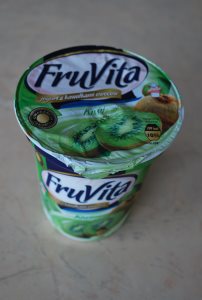 Йогурт с кусочками фруктов. Производство Польша